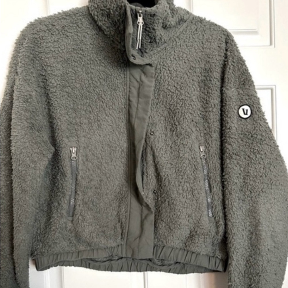 Vuori Sherpa jacket Size small preloved